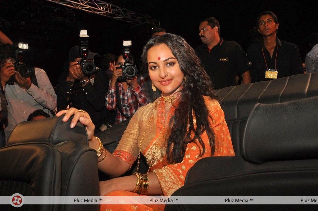 Sonakshi Sinha - Ranveer and Sonakshi at launch of movie 'Lootera' - Pictures | Picture 127097